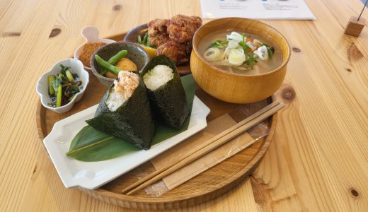 ひよし吉日の喫茶室でおいしいおむすびと豚汁を頂きました